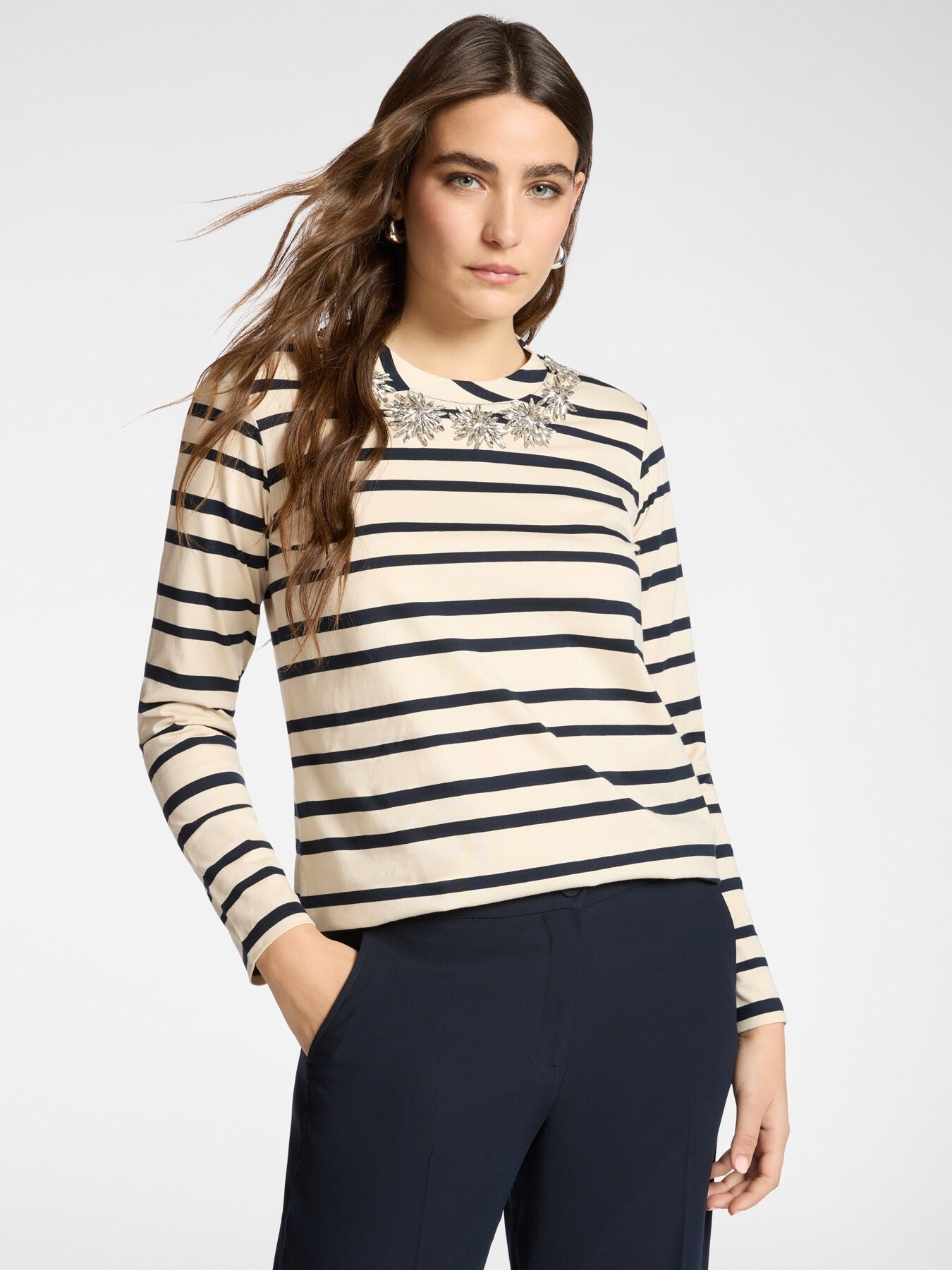T-shirt rigata con ricamo floreale