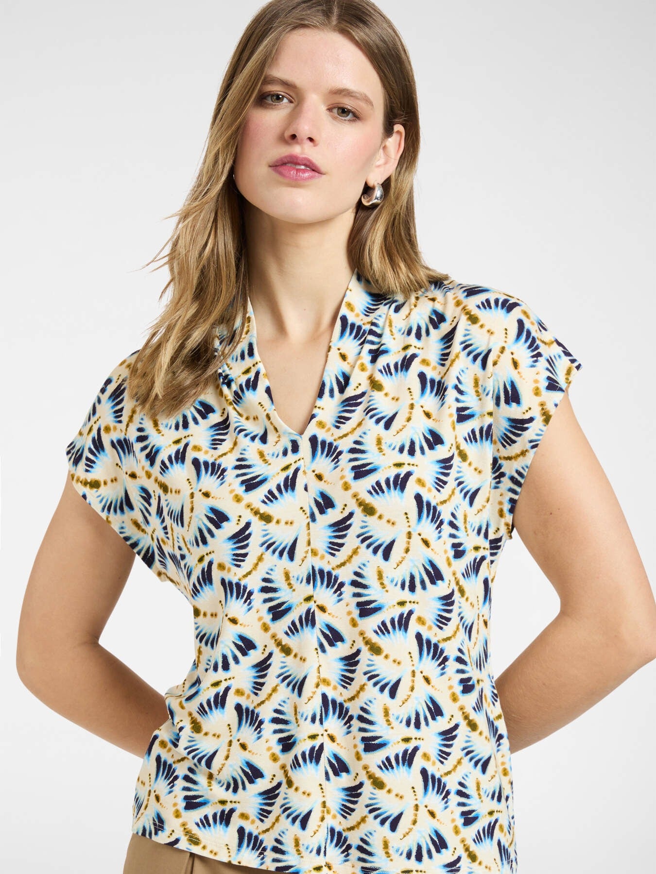 T-shirt stampata con scollo a V