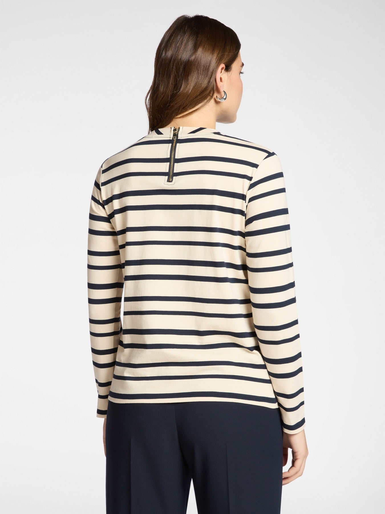T-shirt rigata con ricamo floreale