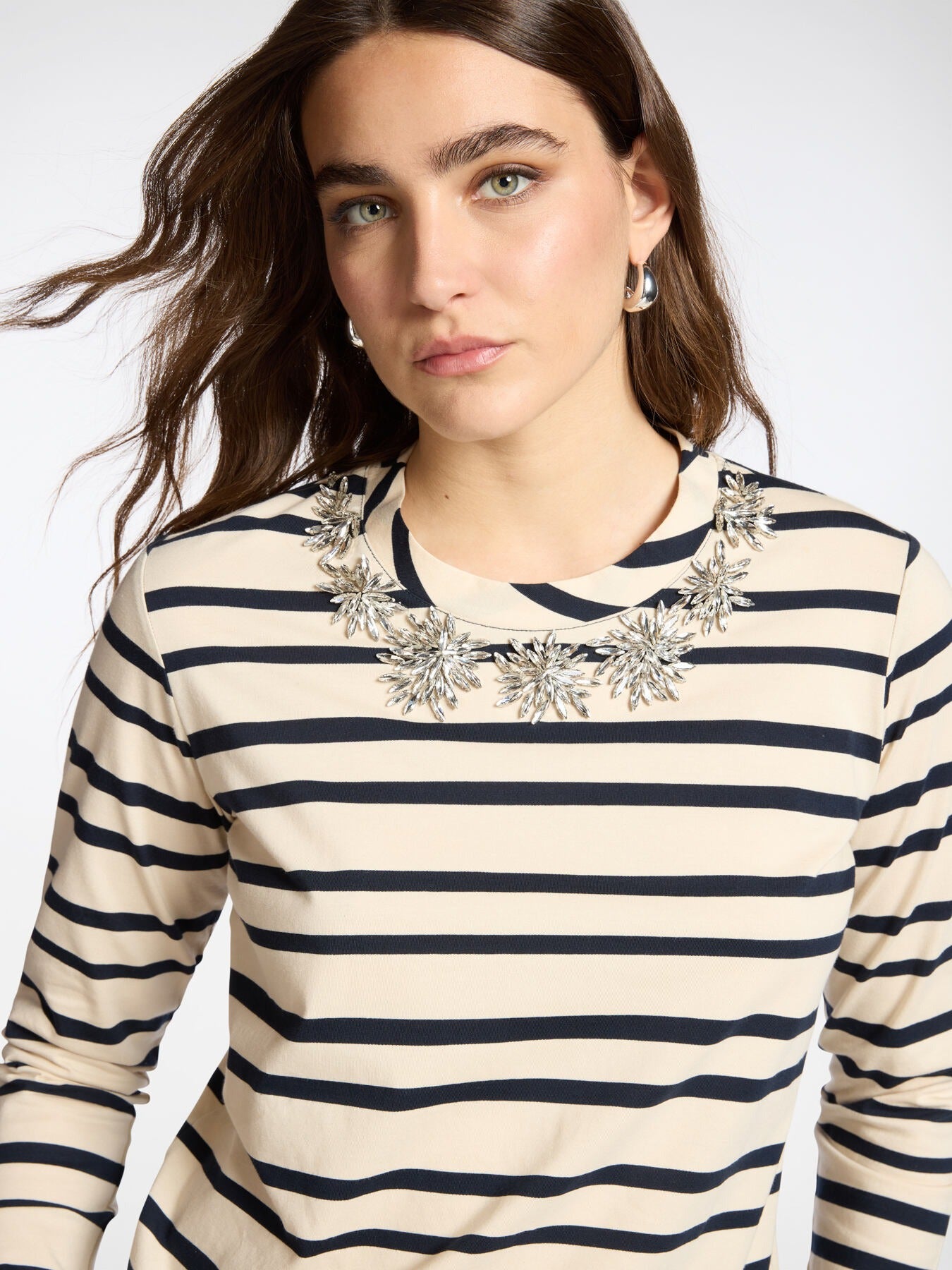 T-shirt rigata con ricamo floreale