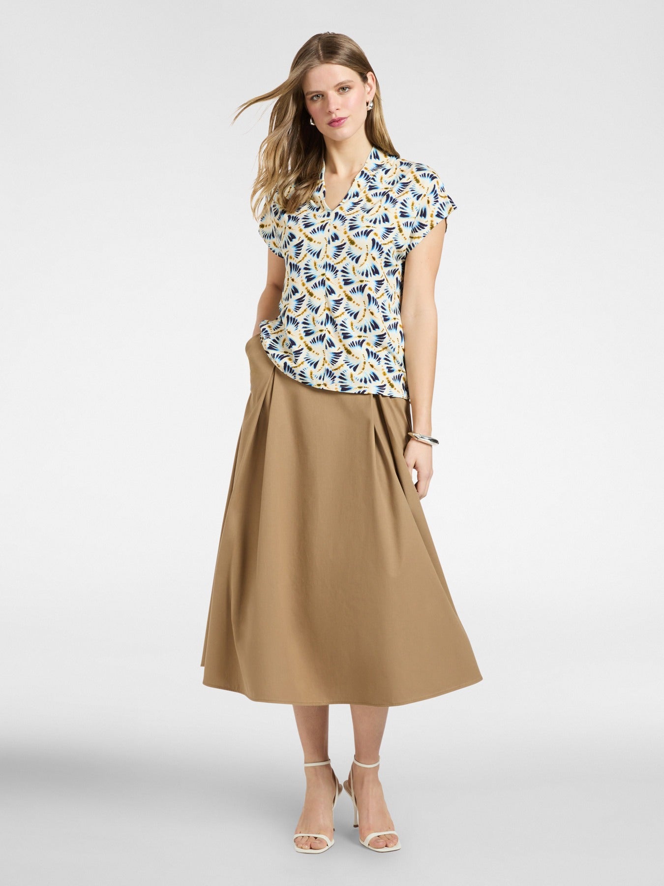 T-shirt stampata con scollo a V