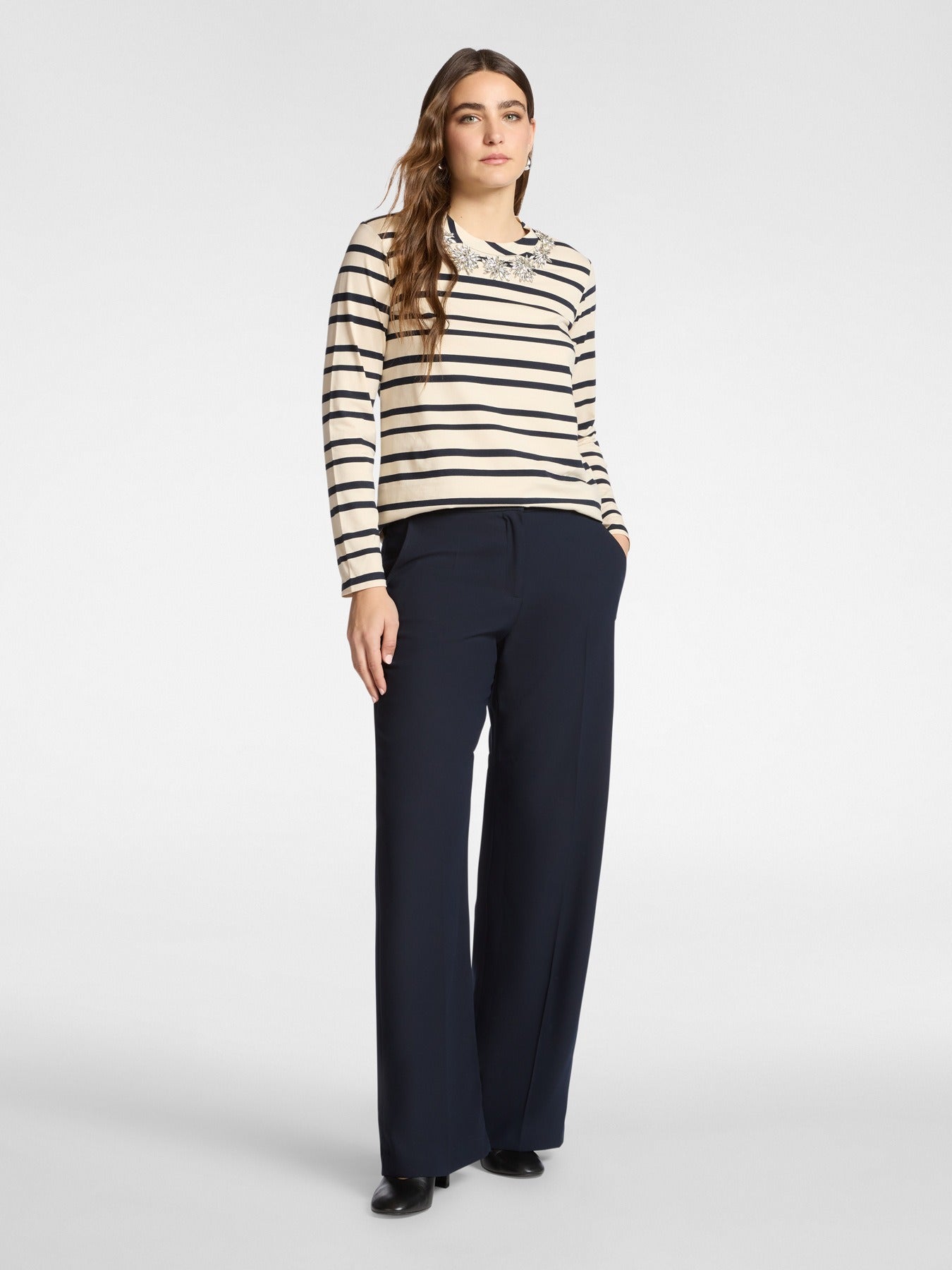 T-shirt rigata con ricamo floreale