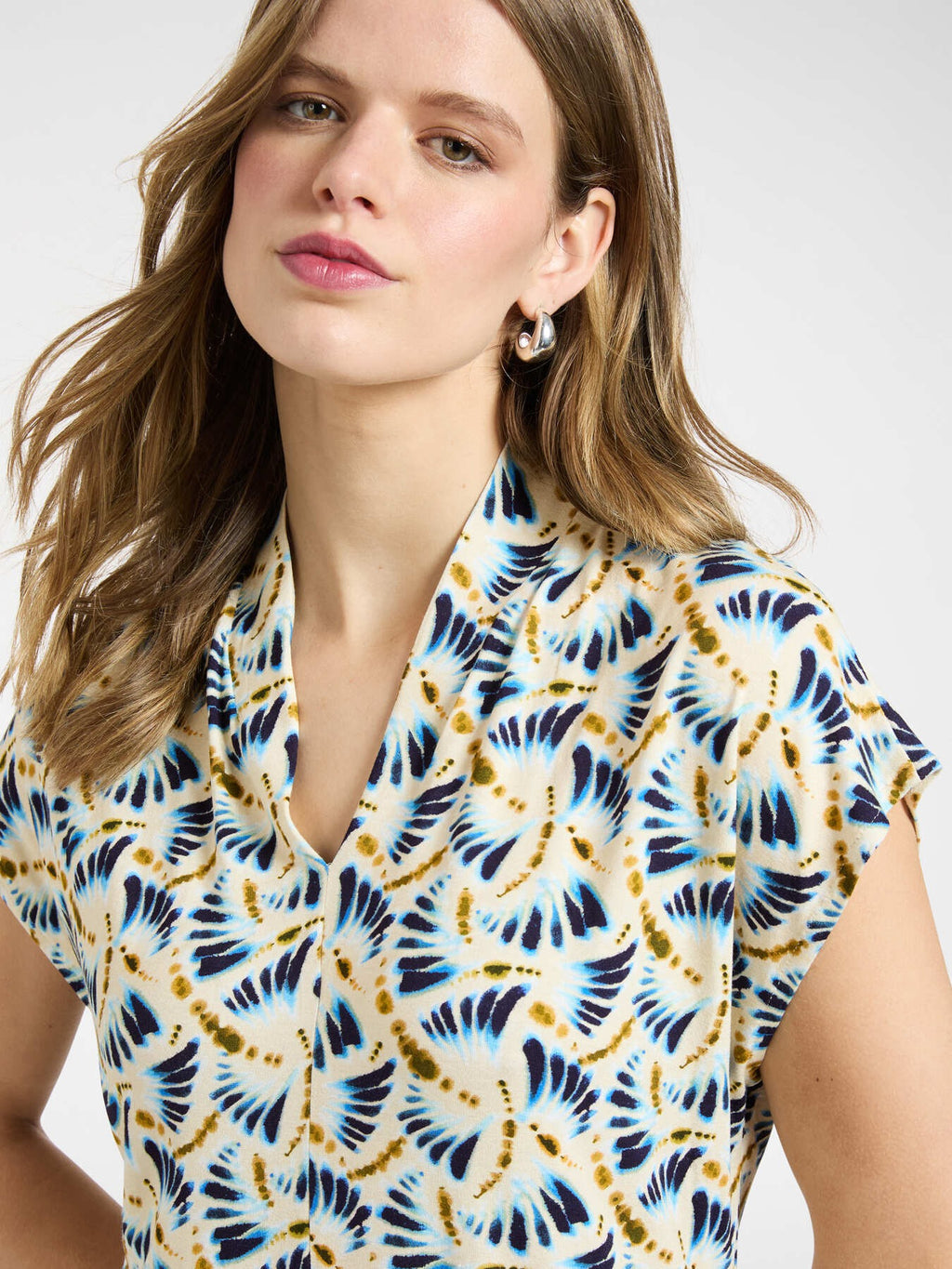 T-shirt stampata con scollo a V