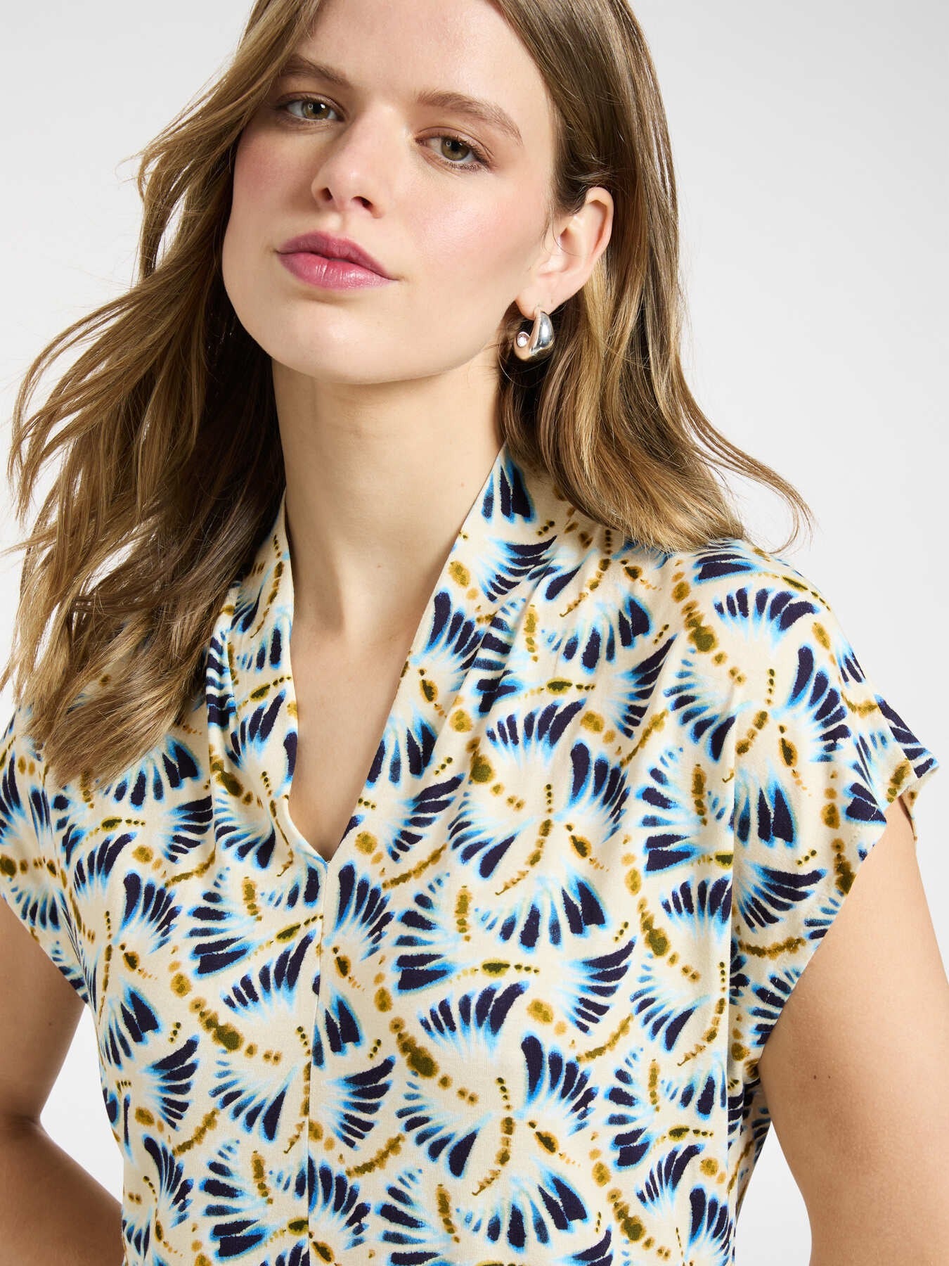 T-shirt stampata con scollo a V